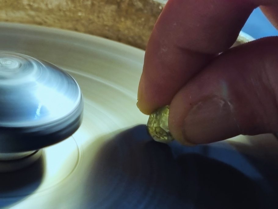 facettage de grenat demantoïde